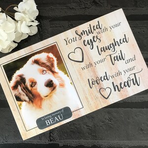 K&ouml;nnte beinhalten: Eine Holz-Gedenktafel mit einem Foto eines braunen und wei&szlig;en Hundes. Die Tafel tr&auml;gt den Text "You smiled with your eyes laughed with your tail and loved with your heart" und "In loving memory of BEAU".