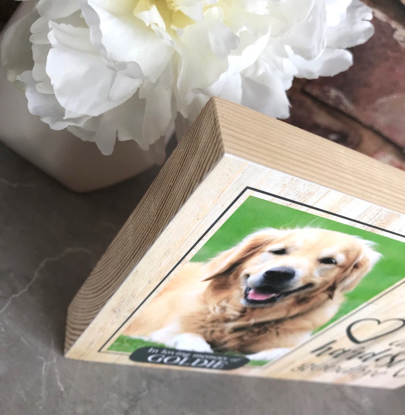 Puede incluir: Bloque de madera conmemorativo con una foto de un perro golden retriever. El texto en el bloque dice "En memoria cari&ntilde;osa de Goldie".