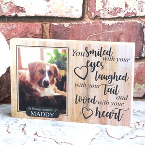 K&ouml;nnte beinhalten: Holz-Gedenktafel mit einem Foto eines Hundes und dem Text "In liebevoller Erinnerung an MADDY Du hast mit deinen Augen gel&auml;chelt, mit deinem Schwanz gelacht und mit deinem Herzen geliebt"