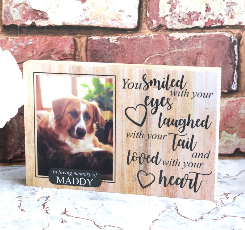 K&ouml;nnte beinhalten: Holz-Gedenktafel mit einem Foto eines Hundes und dem Text "In liebevoller Erinnerung an MADDY Du hast mit deinen Augen gel&auml;chelt, mit deinem Schwanz gelacht und mit deinem Herzen geliebt"
