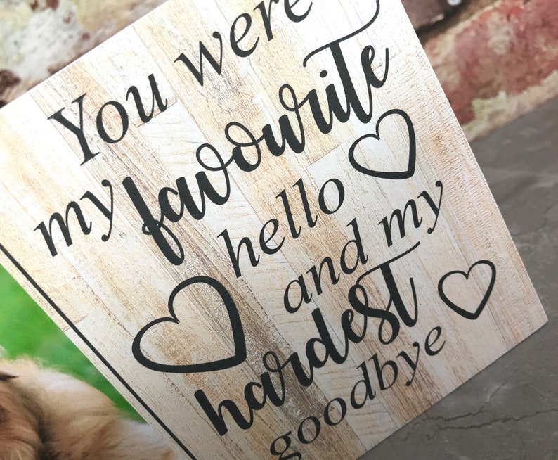 Puede incluir: Un letrero de madera con fondo blanqueado y texto negro que dice "You were my favourite hello and my hardest goodbye". El letrero tiene dos corazones negros.