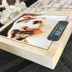 K&ouml;nnte beinhalten: Holz-Gedenktafel mit einem Foto eines Hundes und dem Text "You smiled, you laughed, you explored with your tail wagging. You loved, you lived, you were with us.  In loving memory of BEAU".