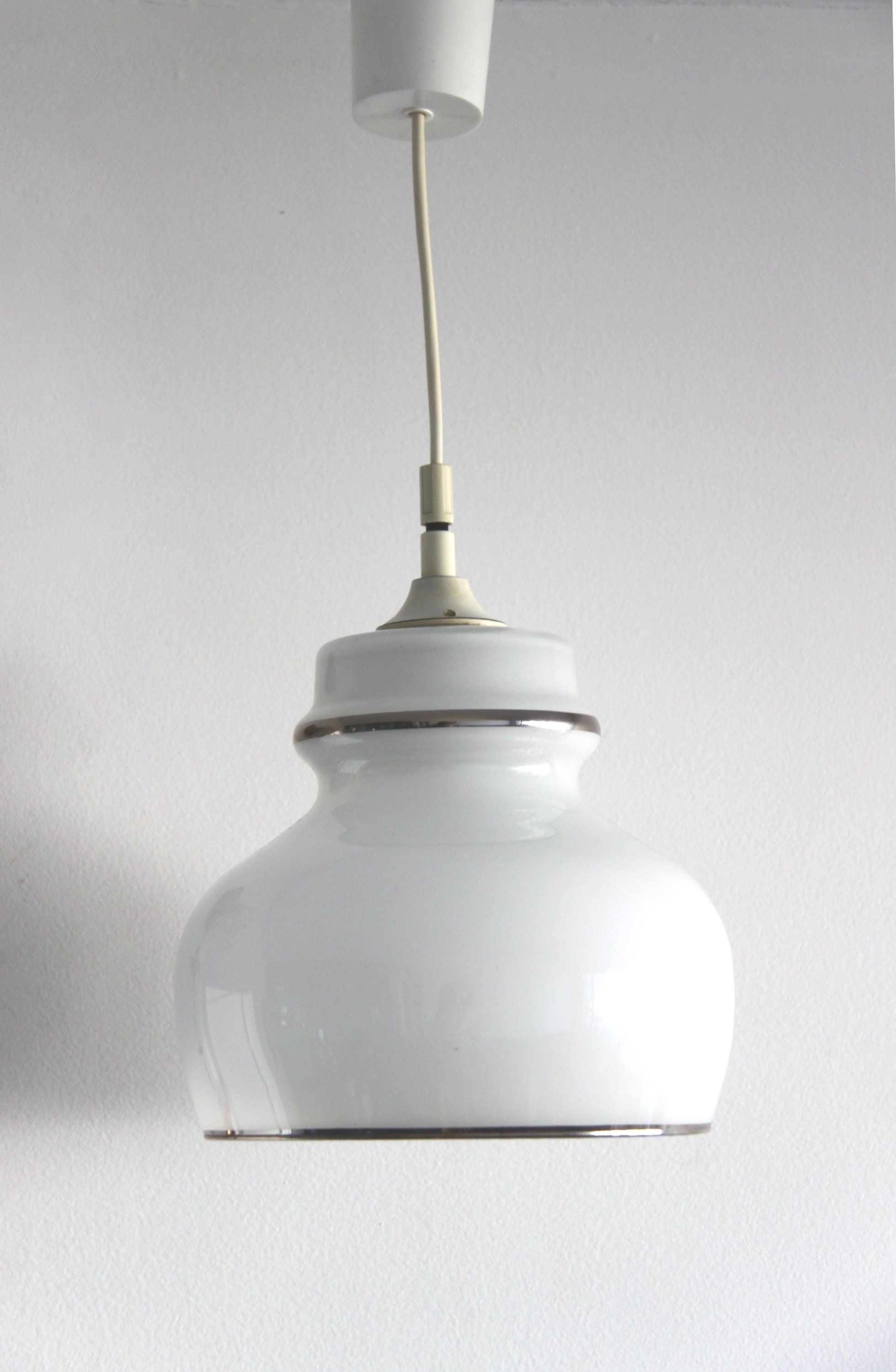 Lustre Globe Blanc Bordure Chrome Argent Verre de Lait Vintage Seventies Opaline Blanche/Suspension 