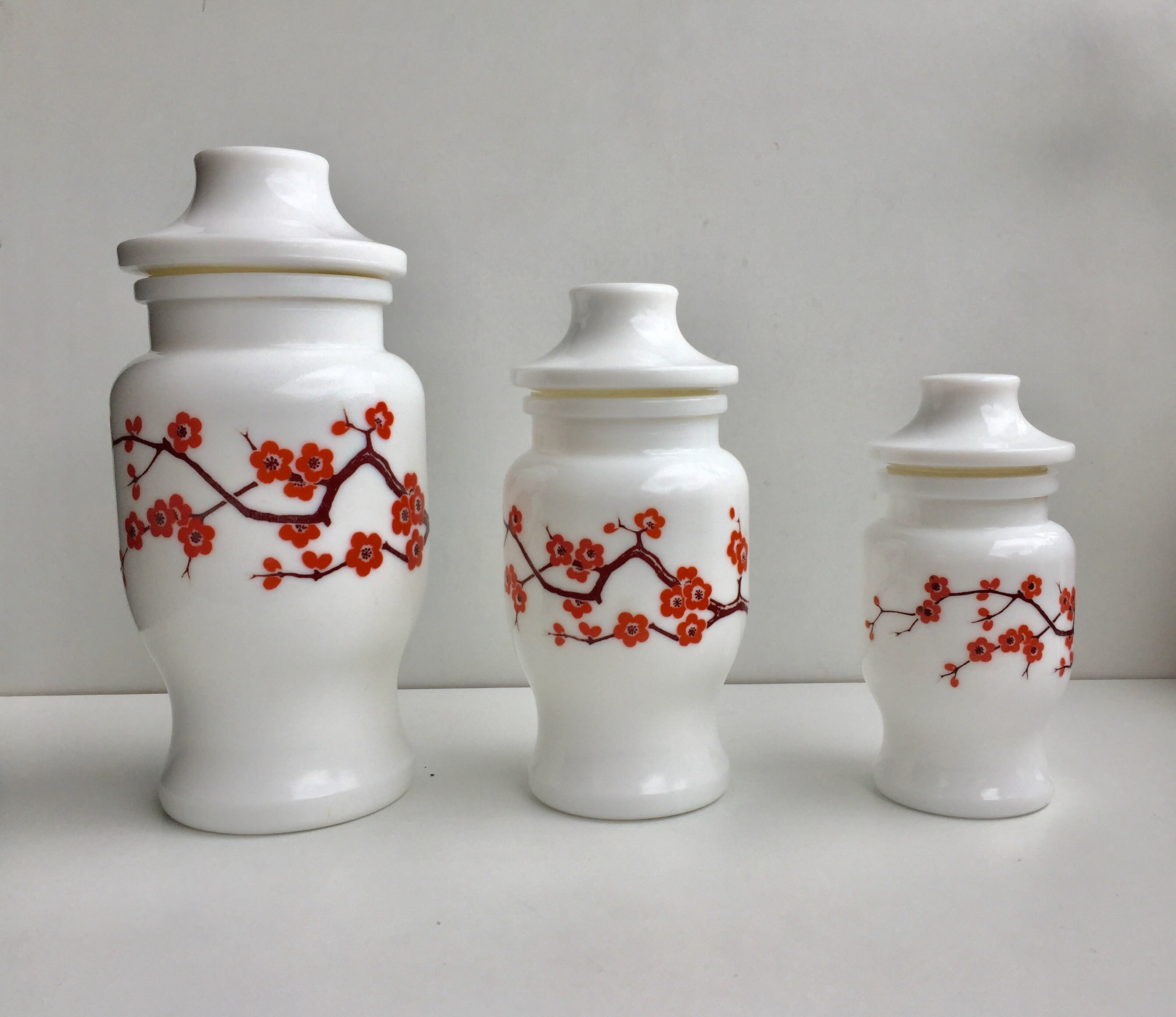 Lot de 3 Pots Apothicaire en Verre Lait Motif Cerisier Fleurs Orange Ariel Belgique/Opaline Vintage 