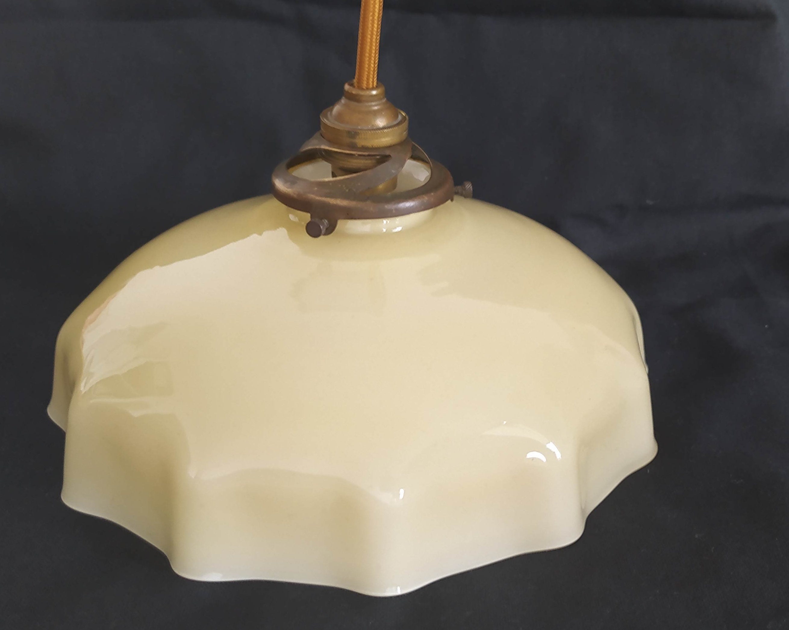 Suspension Antique Opaline Jaune Clair Ondulée/Opaline Art Déco Holy10 Paris
