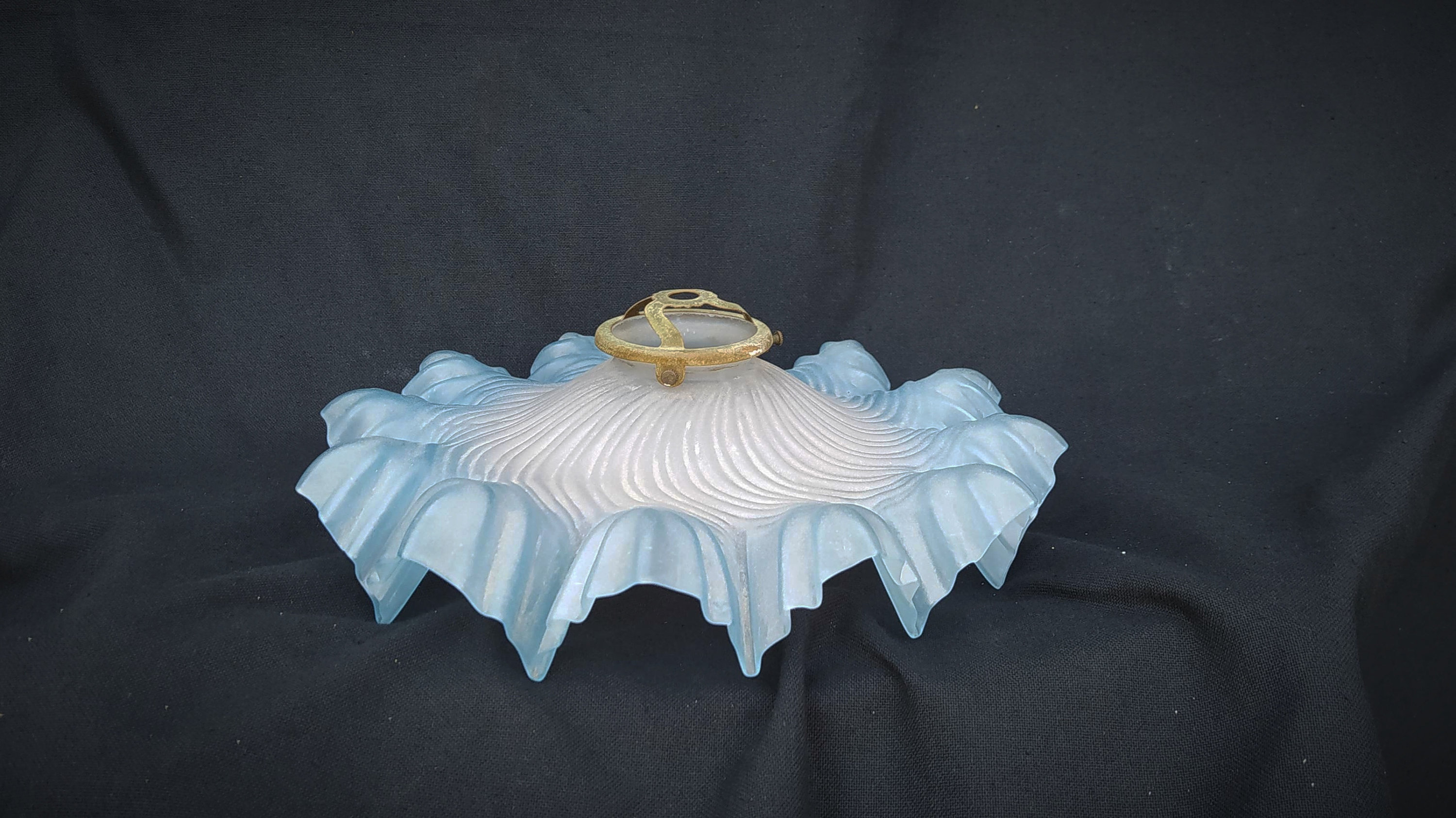 Suspension bleue opaline