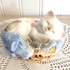Vintage 1983 Ceramic Avon Siamese Cat Napper Potpourri Pomander