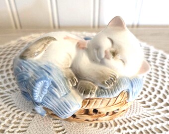 Vintage 1983 Ceramic Avon Siamese Cat Napper Potpourri Pomander