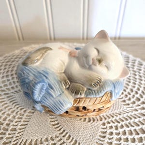 Vintage 1983 Ceramic Avon Siamese Cat Napper Potpourri Pomander