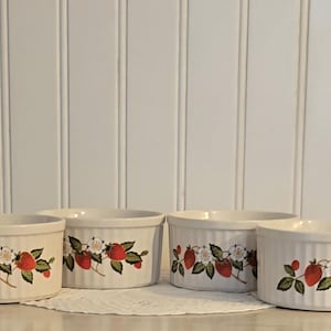 Strawberries &#39;n Cream Stoneware, Strawberry Dish