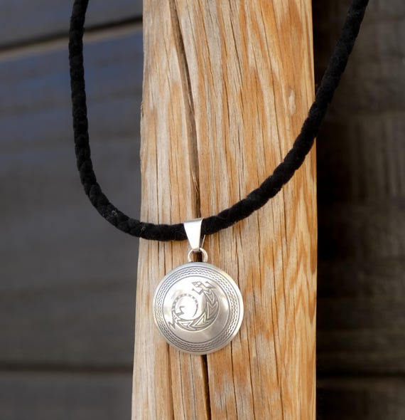 Navajo Sterling Silver Mimbres Lizard Round Concho Pendant & Rope Necklace