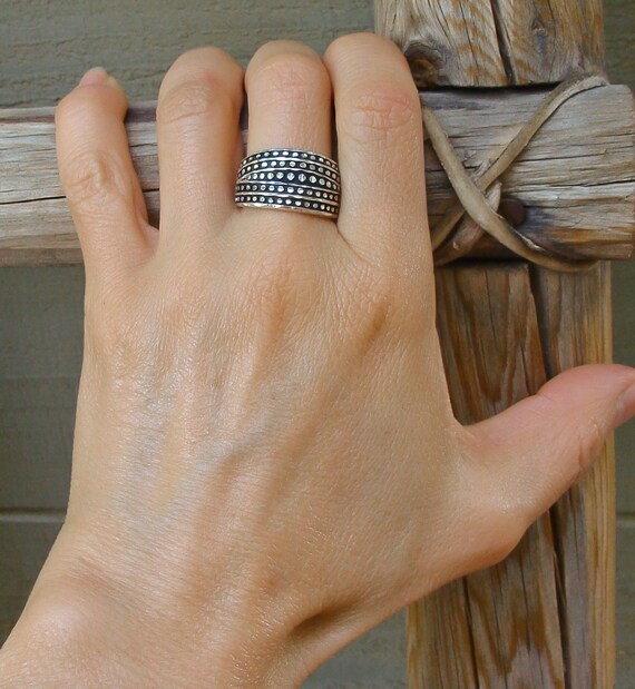 Silver right hand best sale rings