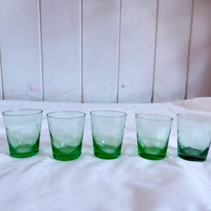 ヴィンテージ手吹きグリーンガラスタンブラーショットグラス5個セット｜フランス/ヨーロッパミッドセンチュリー｜1950年代～1970年代バーウェア
