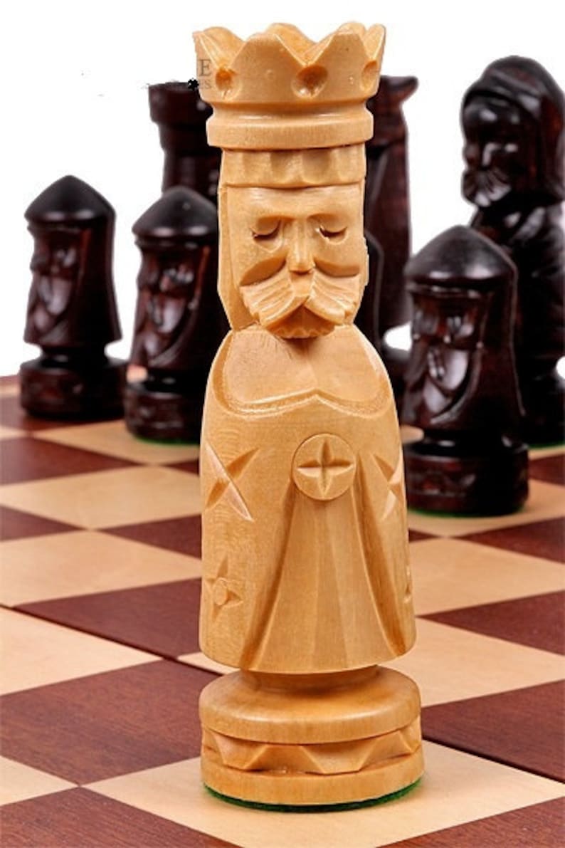 BRAND NEW LUXURY HAND CARVED OAK WOODEN CHESS SET 65cm x65cm 