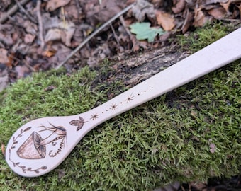 Handdekorierter Holzlöffel aus Buche - Pilz und Blätter