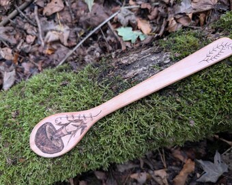 Handdekorierter Buchenholzlöffel - kleiner brauner Pilz