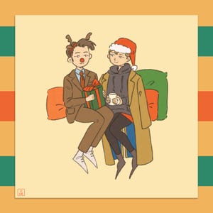 Peut inclure: Illustration de deux personnes dans une ambiance de Noël. L'une porte un costume marron et des bois de renne, tenant un cadeau vert avec un nœud rouge. L'autre porte un bonnet de Père Noël et un manteau beige, tenant une tasse. Ils sont assis sur des coussins.