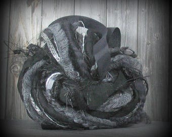 Paquete de hilo para arte textil de Halloween Ichabod Fantasy Elements de 22 yardas. Lentejuelas de lana de gasa Sari. Negro, gris, plateado.
