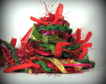 Elementos para calcetines navideños: Paquete de 12 yardas de hilo rojo, verde y dorado para arte de fibra. Kit de artesanía textil con técnicas mixtas. Cintas de cordón teñidas e hilos novedosos.