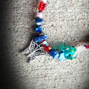 Collar con colgante de mariposa con cuentas de vidrio azul y verde