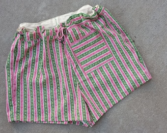 Gestreifte X-Large-Shorts in Grün und Rosa mit Blumenmuster