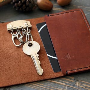Small Leather Keychain Wallet for Men, Black Wallet for Credit Cards with RFID Protection, Simple Wallet with Keychain, Front Pocket Wallet