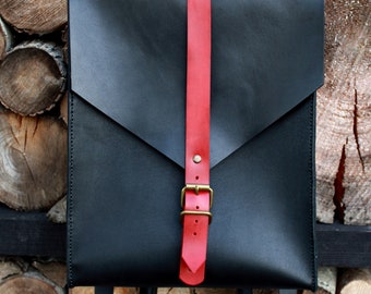 Schwarzer Leder-Rucksack mit rotem Riemen, Vollnarbenleder-Laptop, Leder-Jubiläumsgeschenke, Minimalistischer Rucksack, Rucksack-Geldbörse für Frauen