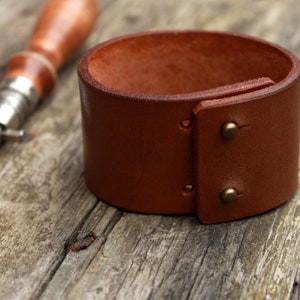 Bruine armband, unisex manchet, brede armband, eenvoudige leren manchet, leren armband