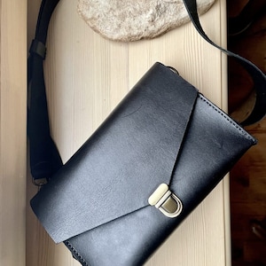 Bolso bandolera de piel negra, bolso de piel cosido a mano, bolso artesanal para mujer, bolso bandolera sencillo de piel.