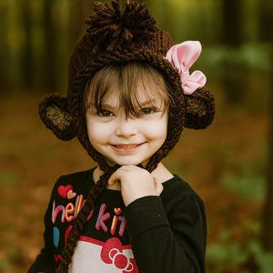 Wzór na czapeczkę Margo Monkey Bonnet | Rozmiary 2–10 lat | Gruba włóczka z szydełkowanymi uszami