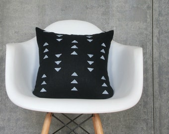 Black Linen Pillow Cover with White Triangles Design / Geometric Block Printed Natural Linen Bed Minimalist Cushion Throw Mudcloth Inspired