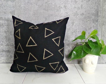 Housse d’oreiller en lin noir avec design triangle beige / or noir contours géométriques triangle naturel bloc formes textiles imprimées lin foncé