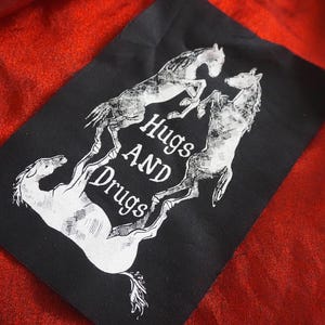 Abrazos y drogas: Parche de algodón serigrafiado para coser en chaquetas y vaqueros / Parches góticos divertidos y adorables de estilo queer punk de ToothXNail