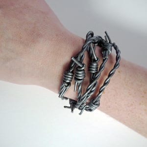 Pulsera de cuero con alambre de púas: disponible en negro, plata, cobre o color sangre / Joyería gótica de brujas, ocultismo y terror hecha a mano por ToothXNail