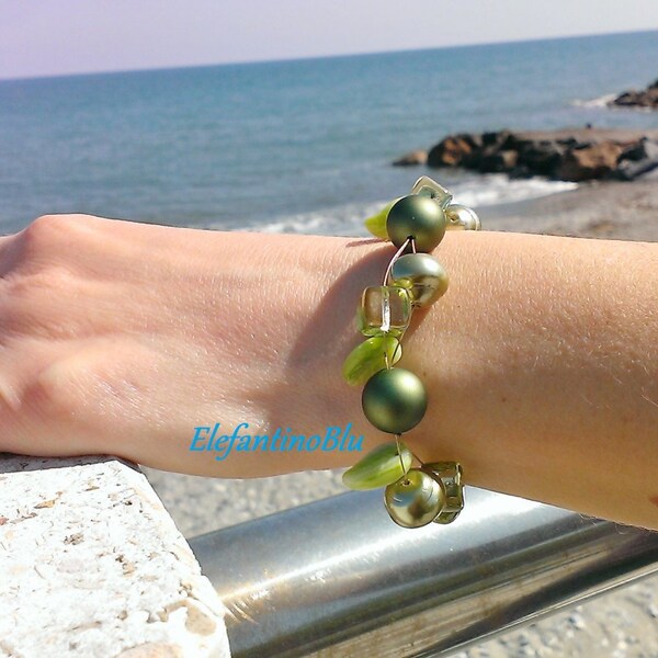 Bracelet with glass beads and leaves of green forest color
