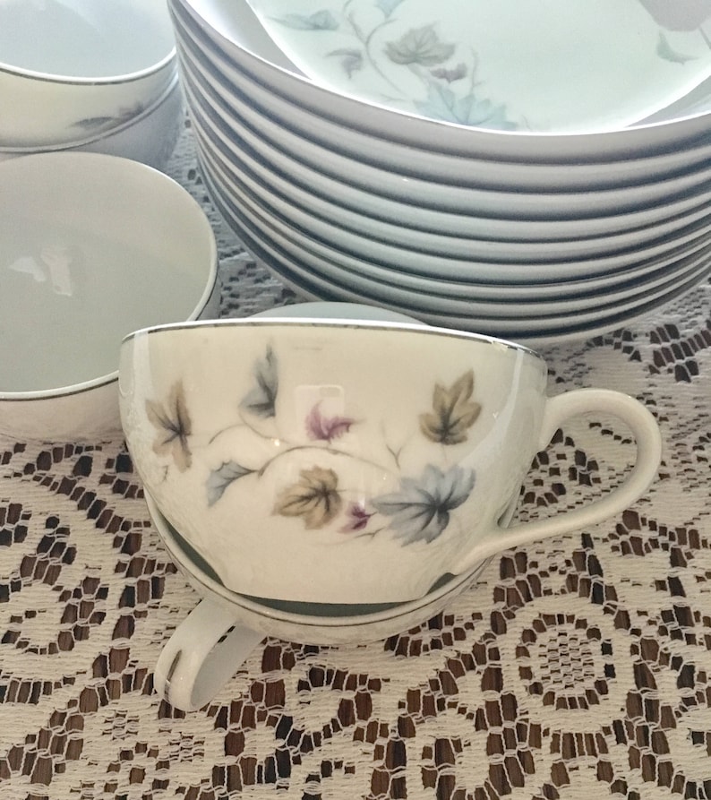 Beautiful mid-century maple leaves patterned Arita China JAPAN teacups and bowls each 12