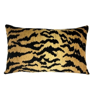 Housse de coussin Tigre | Rayures de tigre noires sur fond doré miel | Formats lombaire/rectangulaire | Tissée | 1 ou 2 faces | Créateur haut de gamme