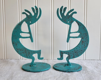 Escultura metálica de figuras de Kokopelli, nativos americanos.