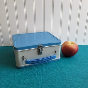Vintage metalen lunchbox Aladdin: schoolbenodigdheden uit het midden van de eeuw