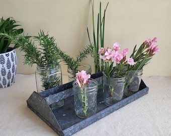 Bandeja metálica organizadora de herramientas de acero con decoración industrial.