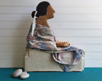 Arte popular antiguo de mujer tejedora de cestas tallada del pueblo