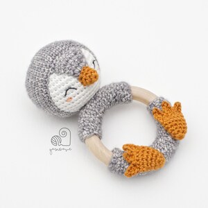CROCHET PATTERN Peter the Penguin crochet amigurumi rattle teether ring / Handmade baby shower newborn toy gift image 2