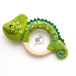 CROCHET PATTERN Carl the Chameleon crochet amigurumi rattle teether ring / Handmade baby shower newborn gift image 3