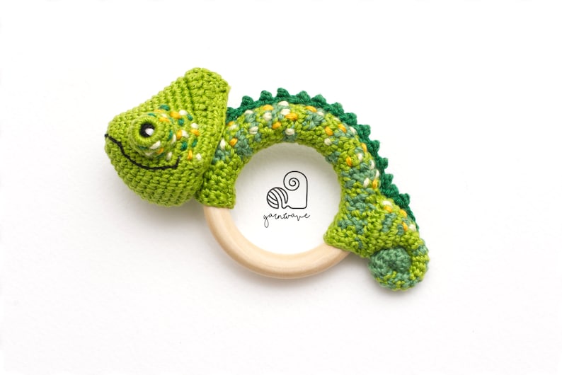 CROCHET PATTERN Carl the Chameleon crochet amigurumi rattle teether ring / Handmade baby shower newborn gift image 3