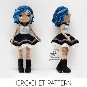 Puede incluir: Patrón de crochet para una muñeca con cabello azul, un vestido blanco y negro y botas negras. La muñeca está de pie sobre un fondo blanco.