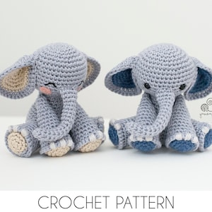 Puede incluir: Dos juguetes de amigurumi de elefante gris tejidos a crochet con detalles azules y beige. Los elefantes están sentados con sus trompas enroscadas. Los juguetes están hechos a mano y son perfectos para una guardería o una habitación infantil.