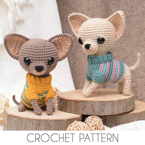 Könnte beinhalten: Zwei Amigurumi-Chihuahua-Puppen aus Garn. Eine ist braun und trägt einen gelben Pullover mit grünen Mustern, die andere ist beige und trägt einen türkisfarbenen Pullover mit rosa Streifen. Beide haben schwarze Kunststoffaugen und Nasen. Text: CROCHET PATTERN.