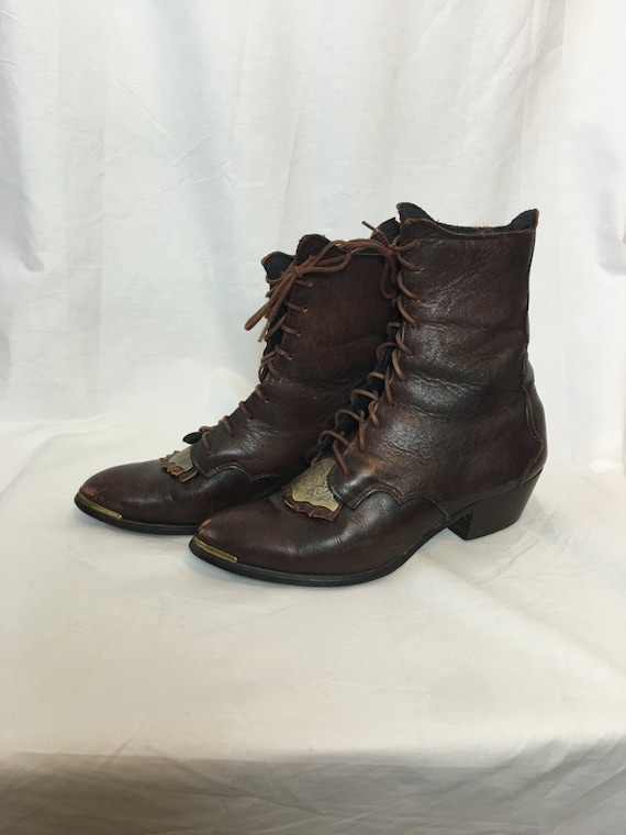 RARE Vintage en cuir équitation bottes taille 6 1/2 robinets en laiton, gravée et Kilty | Excellent (dans) La Qualité
RARE Vintage en cuir équitation équitation équitation bottes taille 6 1/2 robinets en laiton, gravée et Kilty | Excellent (dans) La Qualité
08aea7
