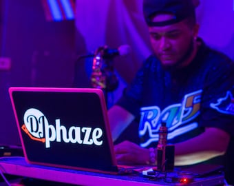 Stickerlight - Maßangefertigte leuchtende Laptop Hüllen für DJs!