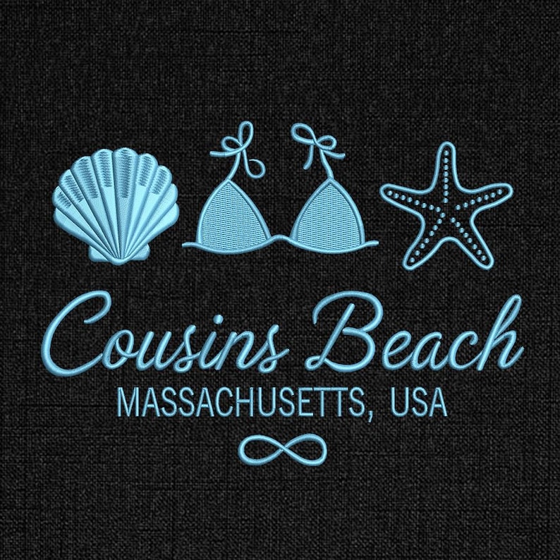 Puede incluir: Dise&ntilde;o bordado con una concha, un top de bikini y una estrella de mar en azul claro sobre un fondo negro. Se incluye el texto "Cousins Beach, Massachusetts, USA", junto con un s&iacute;mbolo de infinito.